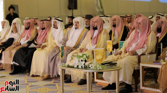 السعودية تطلق أكبر حملة لتوزيع مليار نسخة من كتيب السيرة النبوية أمام الحرم المكى (6)