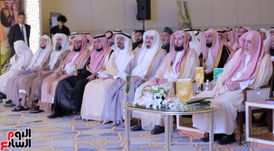 السعودية تطلق أكبر حملة لتوزيع مليار نسخة من كتيب السيرة النبوية أمام الحرم المكى (7)