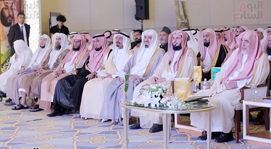 السعودية تطلق أكبر حملة لتوزيع مليار نسخة لكتيب السيرة النبوية أمام الحرم (7)