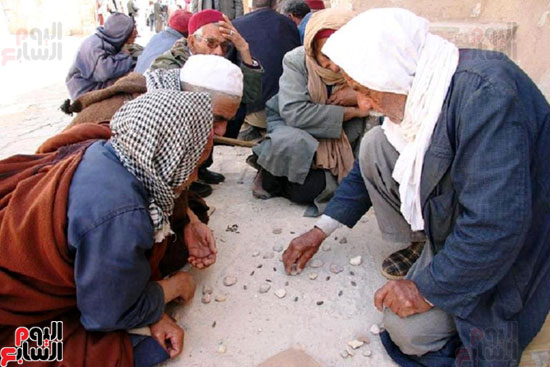 لعب-السيجا-اشهر-لعبة-تسالي-لكبار-السن-من-البدو-في-رمضان-(1)