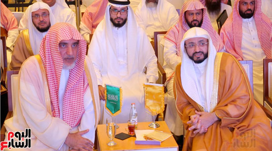 السعودية تطلق أكبر حملة لتوزيع مليار نسخة من كتيب السيرة النبوية أمام الحرم المكى (4)