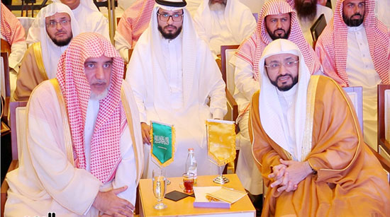 السعودية تطلق أكبر حملة لتوزيع مليار نسخة لكتيب السيرة النبوية أمام الحرم (4)