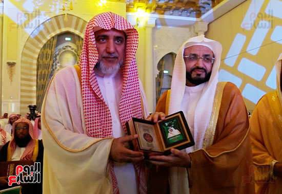 السعودية تطلق أكبر حملة لتوزيع مليار نسخة لكتيب السيرة النبوية أمام الحرم (9)