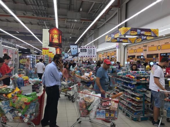 قطريون يتزاحمون لتوفير احتياجاتهم الغذائية