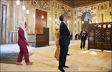 اوباما خلال زيارته لمسجد السلطان حسن (1)