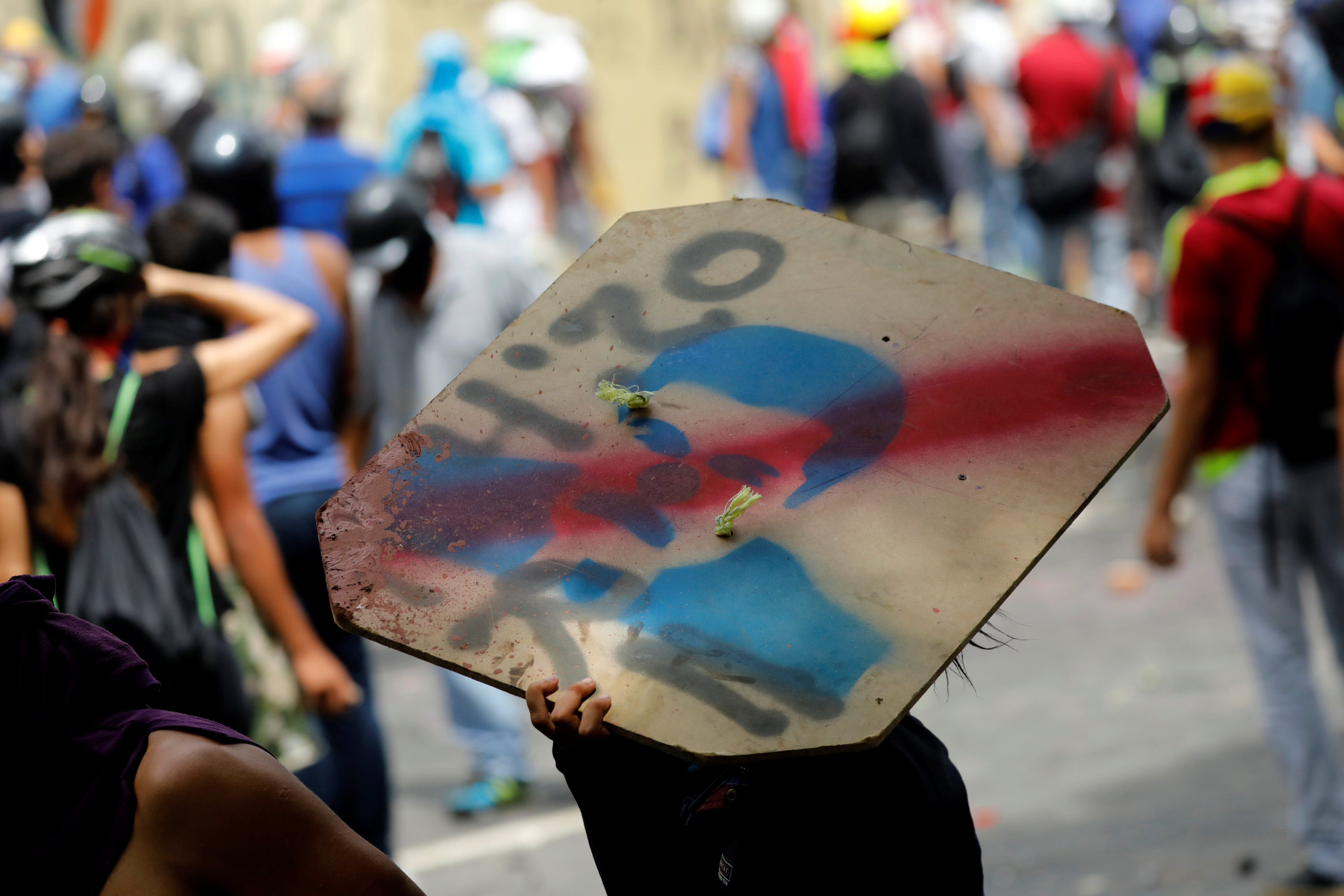 أحد المتظاهرين الفنزويلين