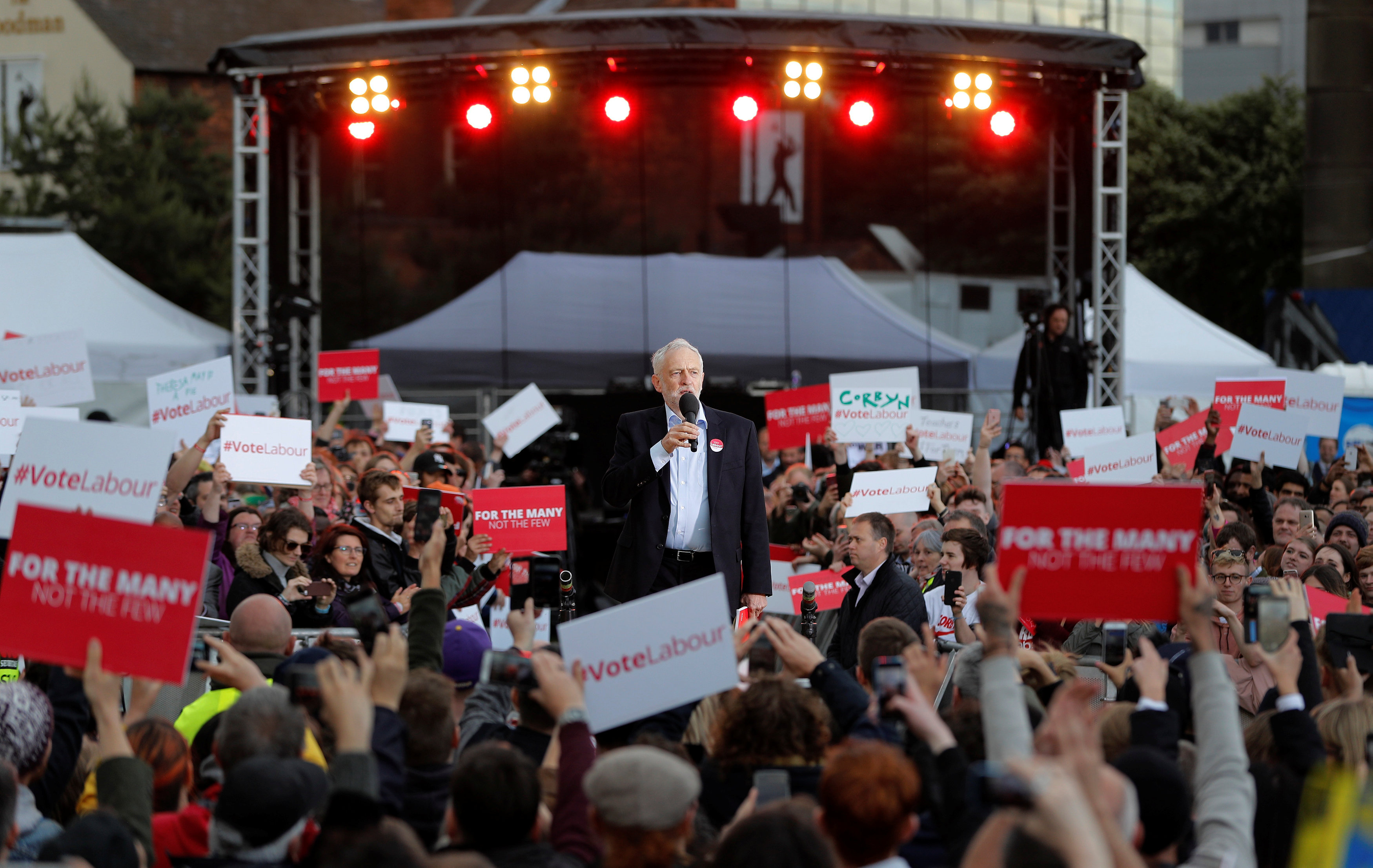 جيريمي كوربين زعيم حزب العمل المعارض يتحدث إلى مؤيديه