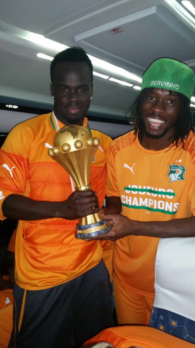 جيرفينيو وتيوتيه بعد فوزها بكأس أفريقيا 2015