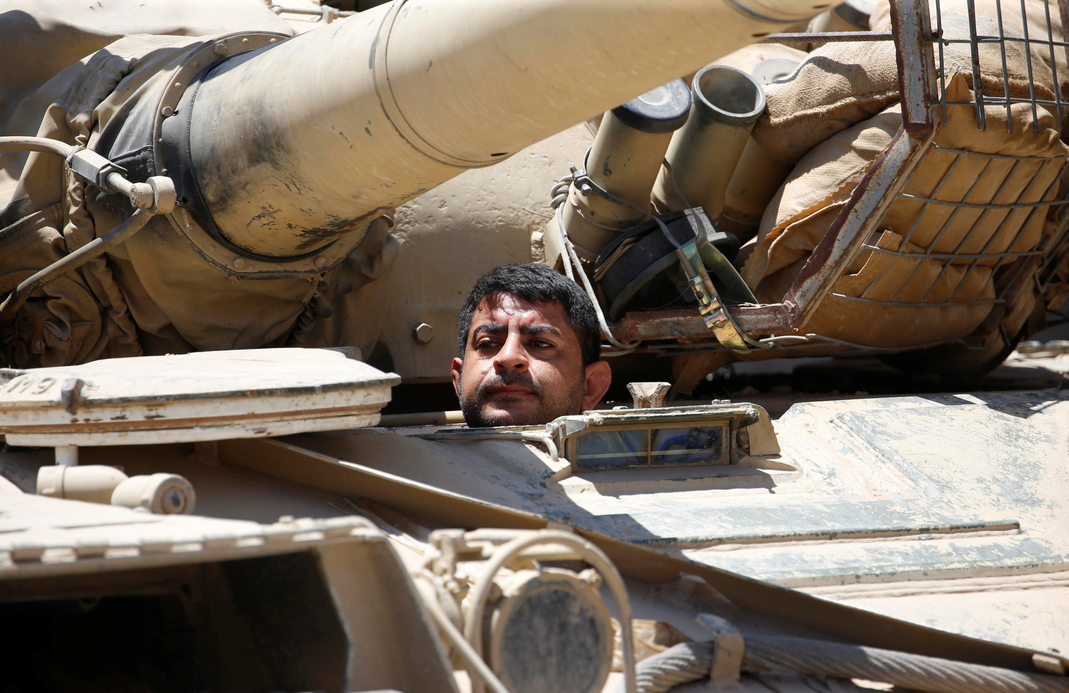 آليات عسكرية عراقية تتمكن من طرد داعش فى أحياء بالموصل