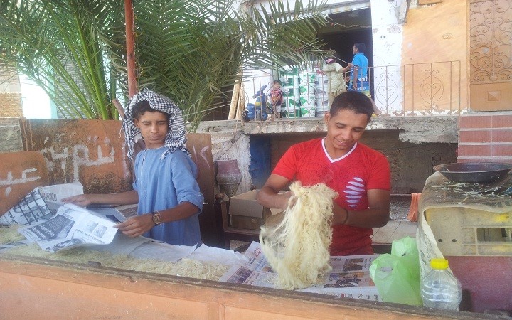 شباب يجهزون الكنافة في مدينة القرنة