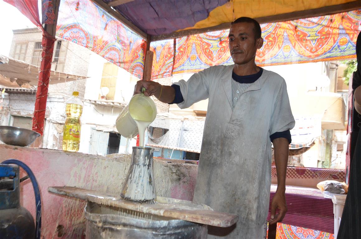  شهر رمضان المبارك ابرز سماته بيع الكنافة في الاقصر