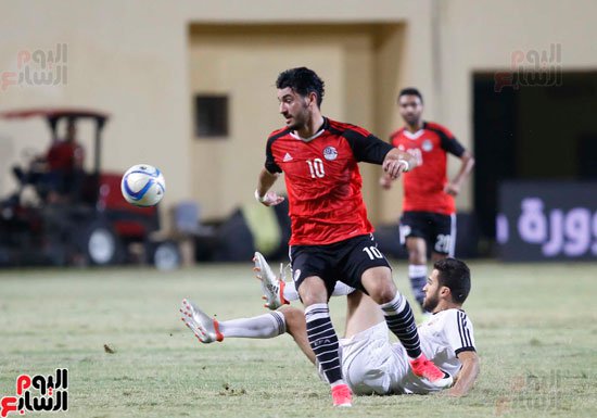 محمد حمدى زكى يحاول انتزاع الكرة