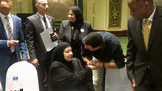 الشاعر هشام الجخ يقبل يد والدة الشهيد