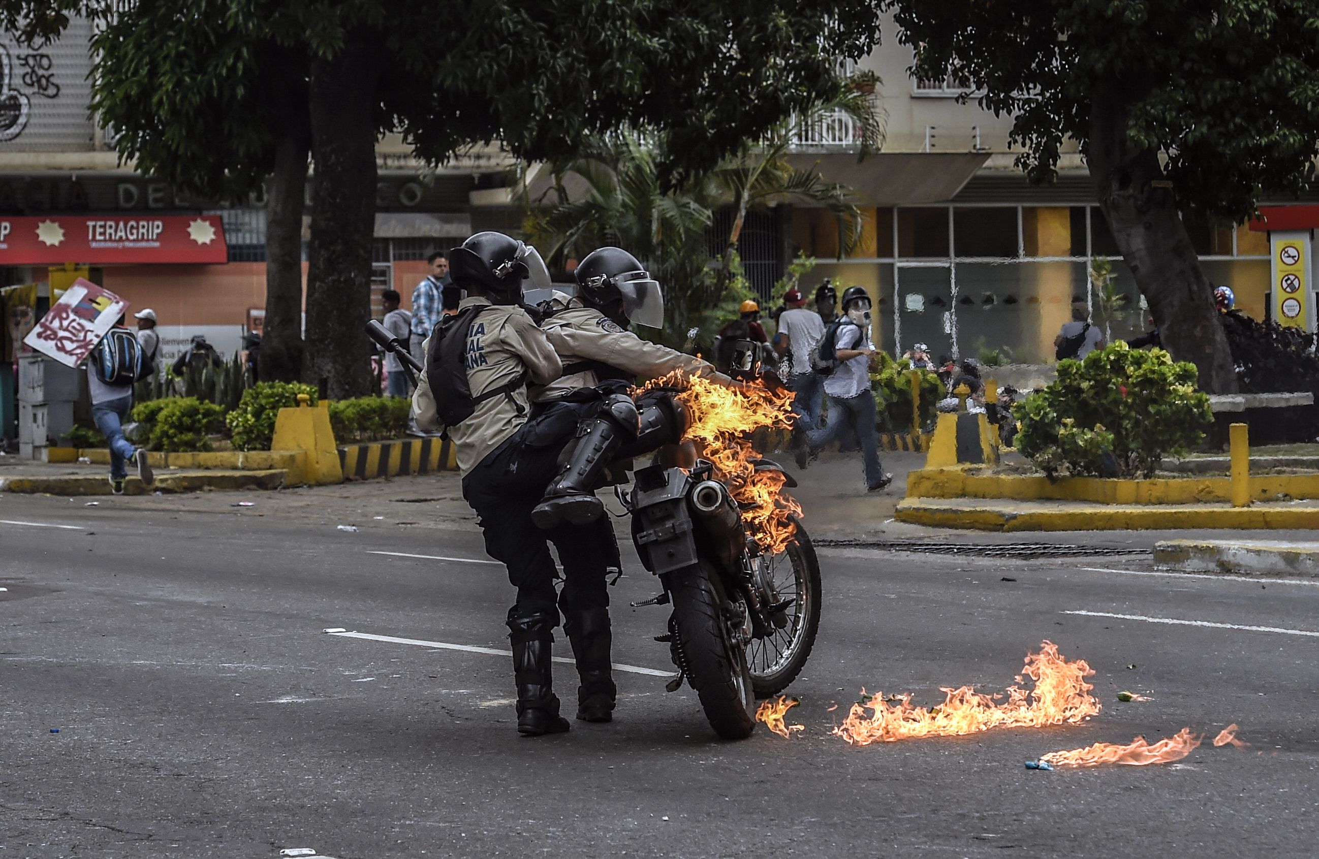 زجاجة حارقة على قوات الامن فى فنزويلا