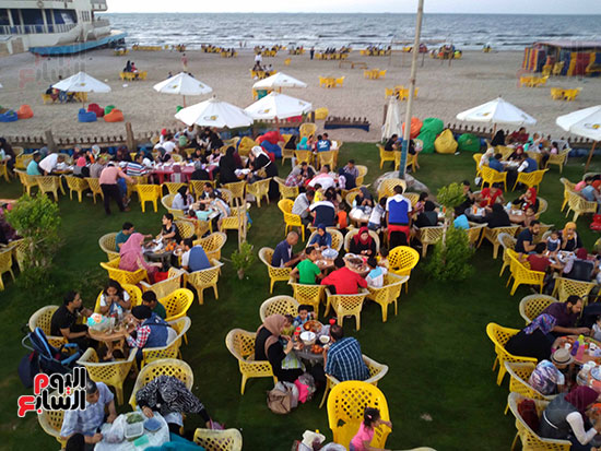 تجمع الأهالى قبل الإفطار على شاطئ بورسعيد