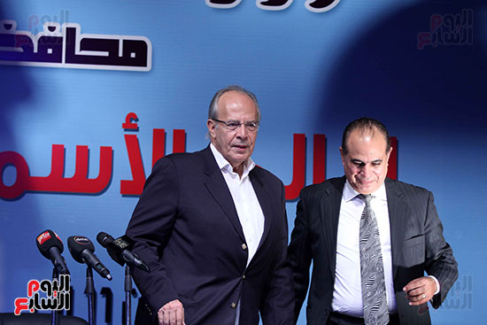 وزير التنمية المحليه يفتتح الخيمه الثقافيه بالاسمرات (2)