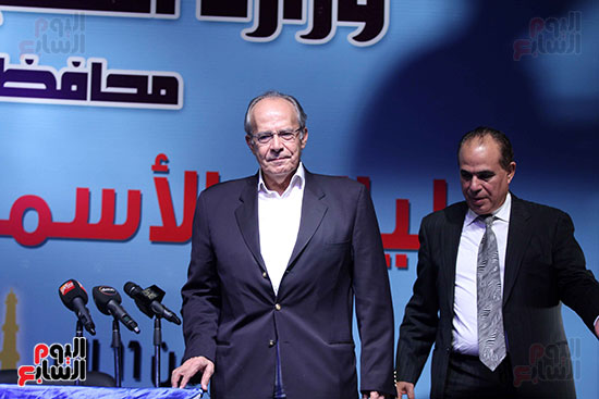 وزير التنمية المحليه يفتتح الخيمه الثقافيه بالاسمرات (3)