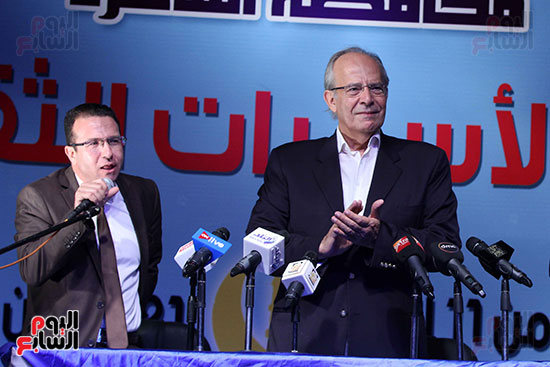 وزير التنمية المحليه يفتتح الخيمه الثقافيه بالاسمرات (1)