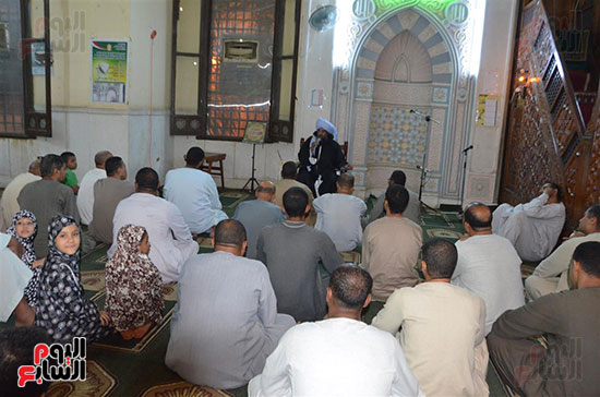الاهالى يحضرون الدروس الدينية يومياً بمساجد الاقصر