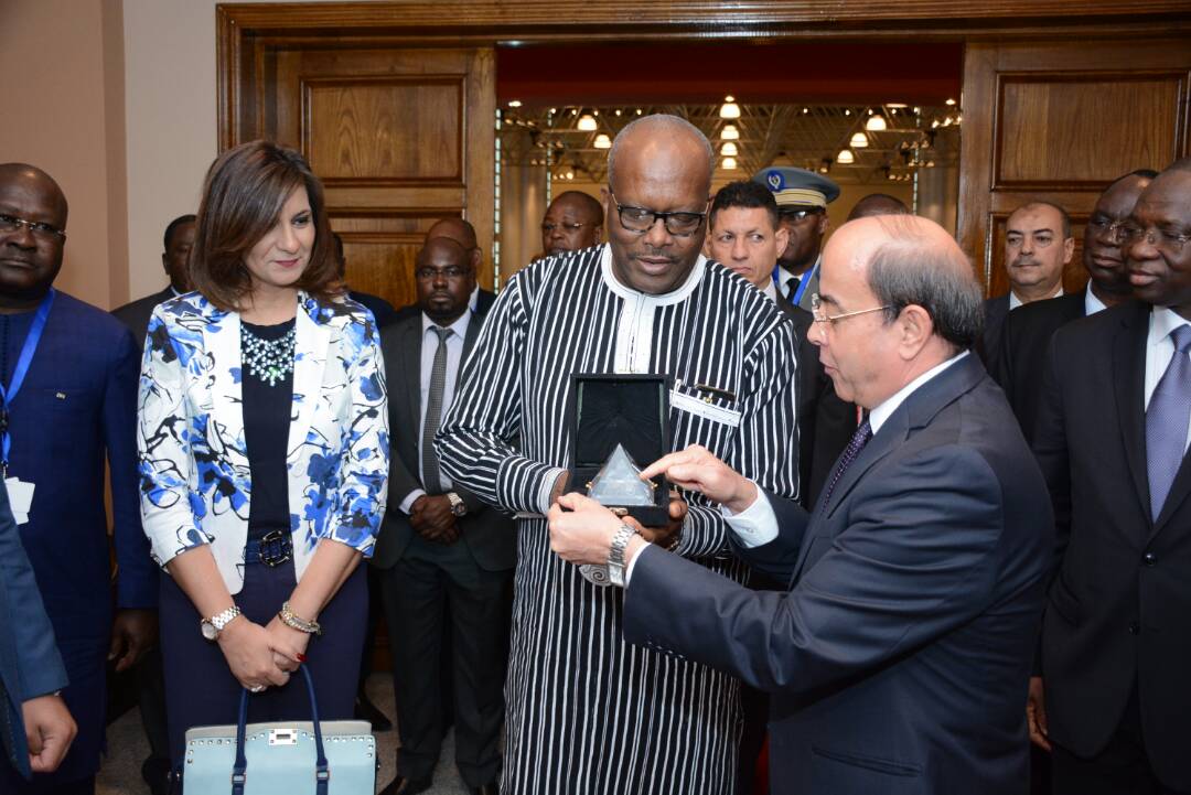 رئيس الهيئة القومية للإنتاج الحربى يهدى درع تكريم لرئيس بوركينا فاسو
