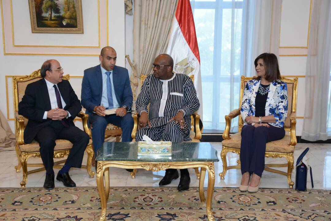 رئيس بوركينا فاسو فى مصنع انتاج واصلاح المدرعات