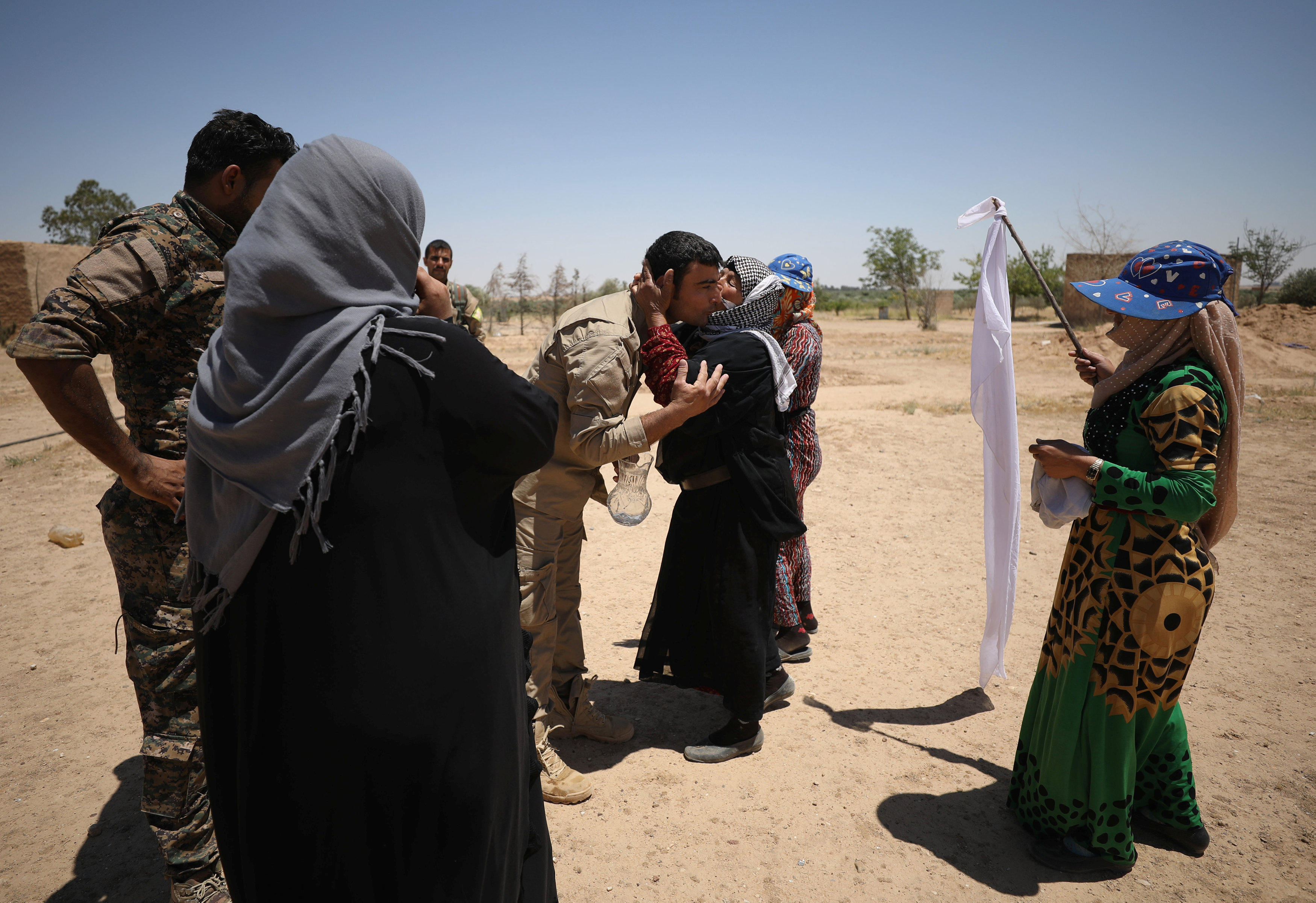 امرأة سورية تحتضن أحد الجنود