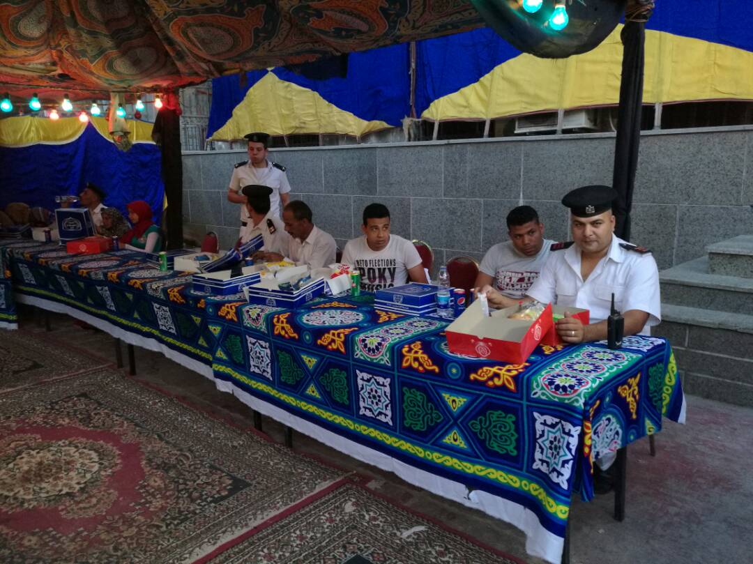 امن القاهرة ينظم افطار للمواطنين (7)