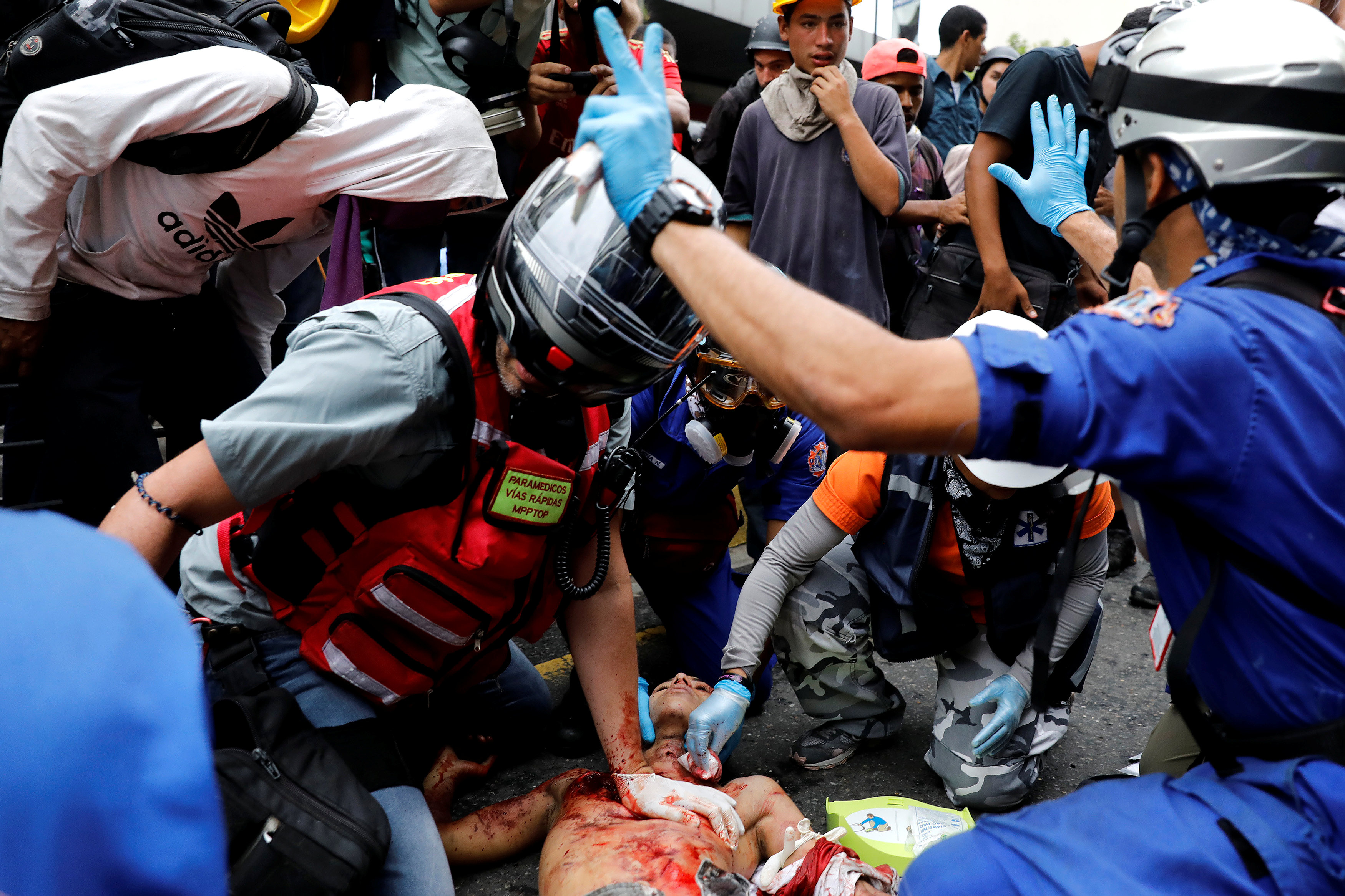 المحتجون يحاولون اسعاف متظاهر أصيب خلال الاحتجاجات