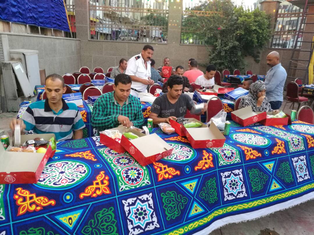 امن القاهرة ينظم افطار للمواطنين (4)