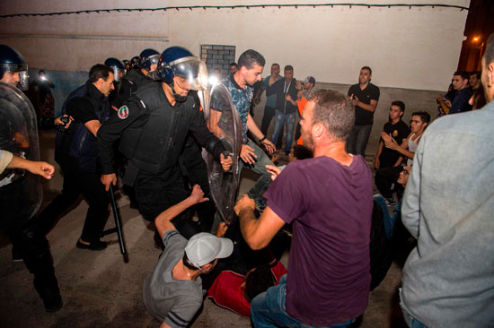 الشرطة المغربية تعتدى على المحتجين