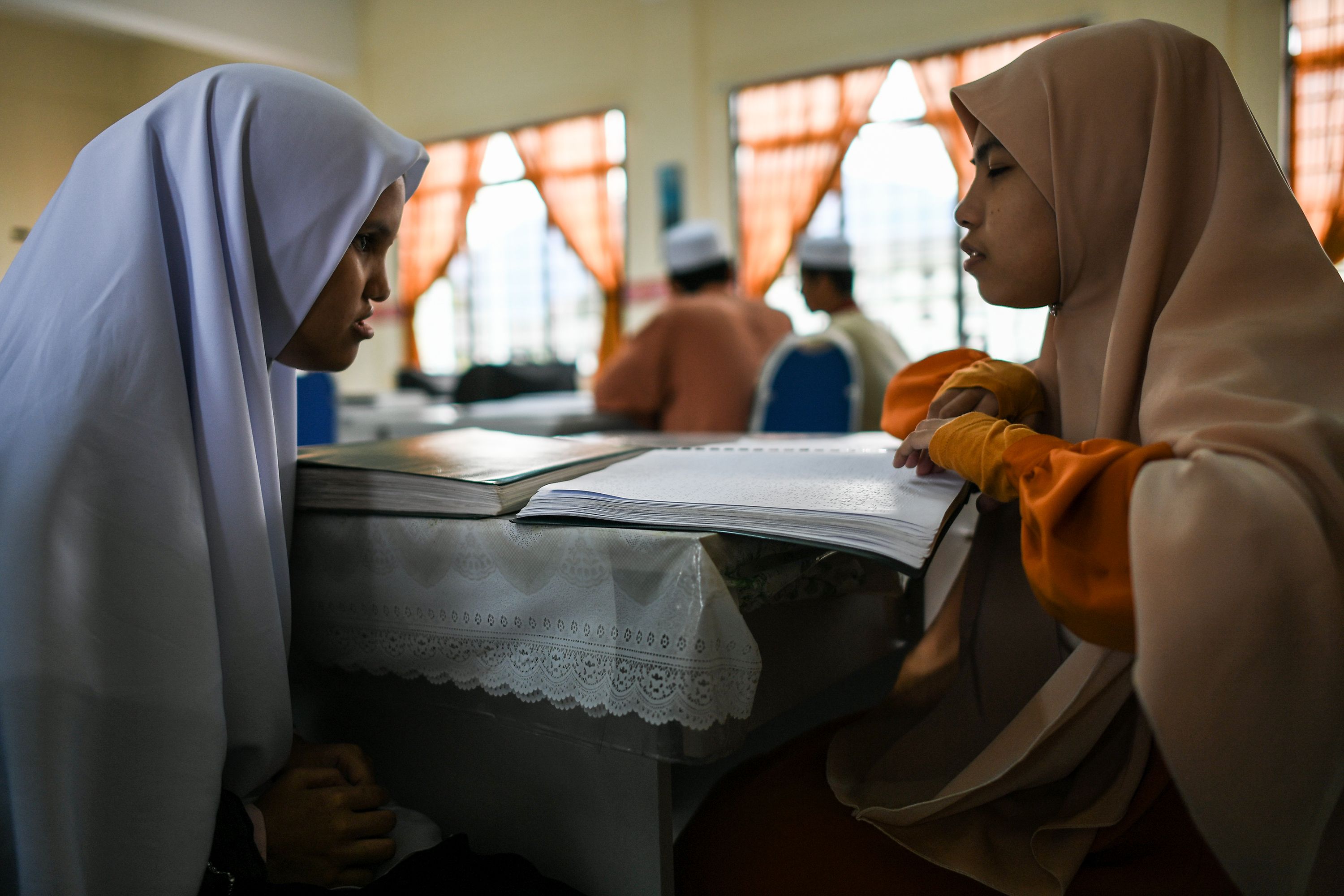فتيات يقرآن القرآن فى ماليزيا