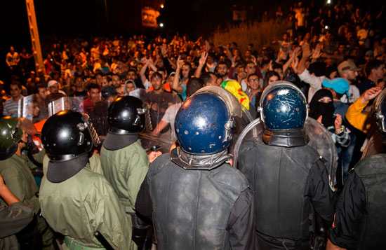المتظاهرون يواجهون الشرطة المغربية