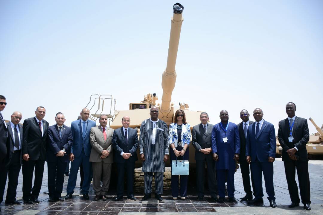رئيس بوركينا فاسو فى صورة تذكارية مع وزيرة الهجرة ورئيس الهيئة القومية للإنتاج الحربى