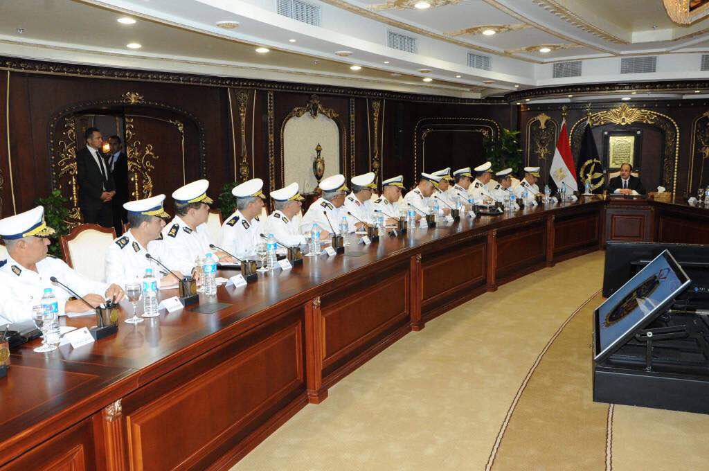 اجتماع الوزير مع قيادات الوزارة  (4)