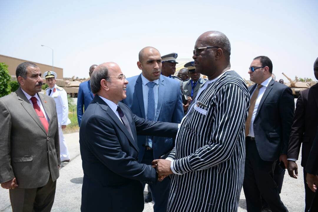 رئيس بوركينا فاسو يستمع لشرح لامكانيات وزارة الإنتاج الحربى