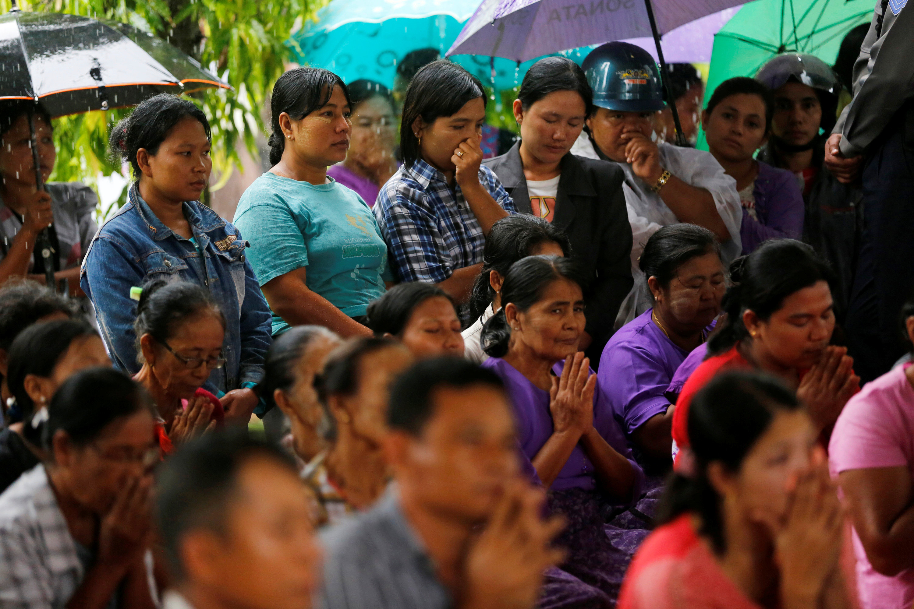 المواطنون فى ميانمار يشيعون الضحايا