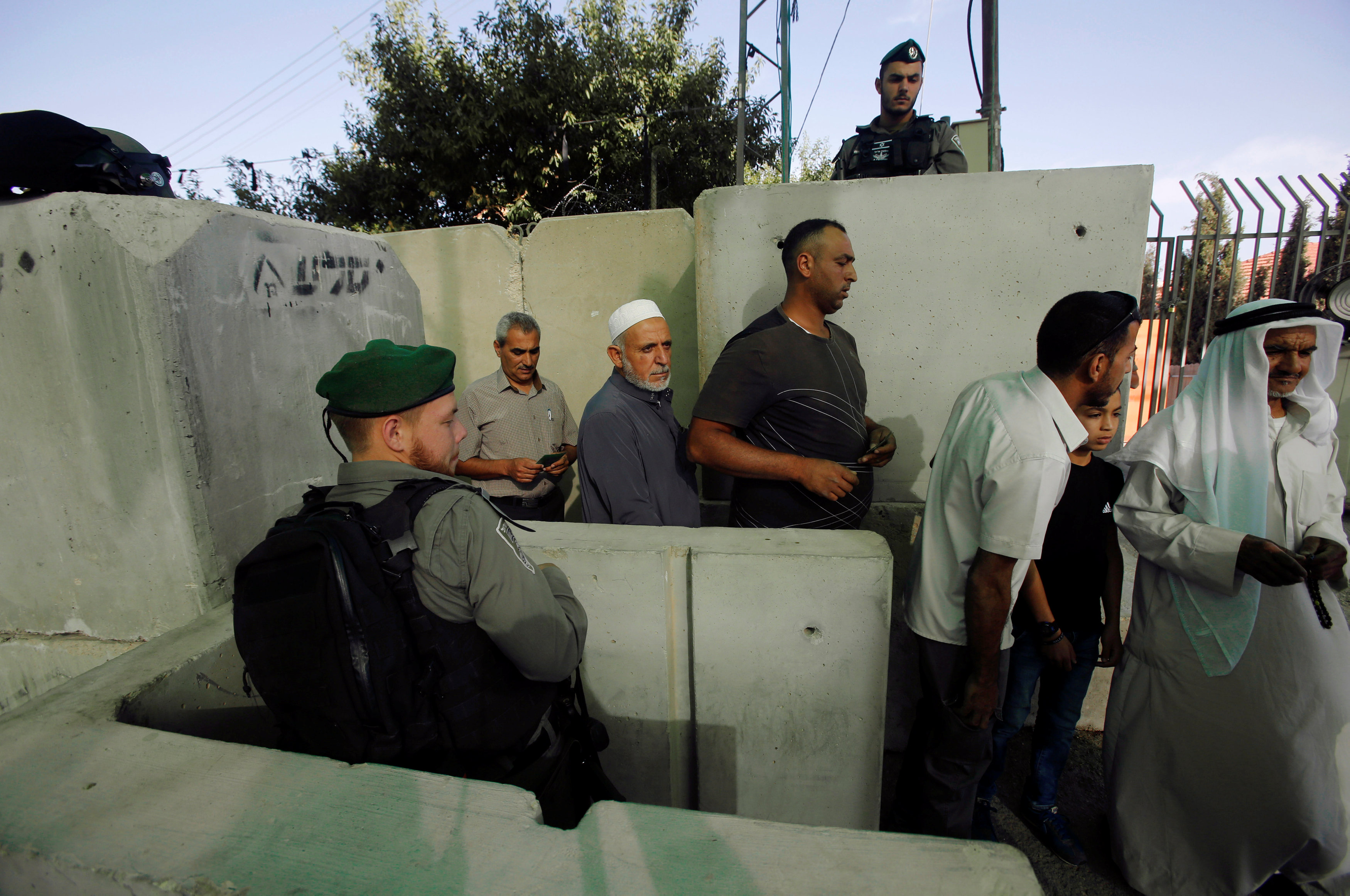 فلسطينيون يعبرون حاجز قلنديا للصلاة فى المسجد الأقصى