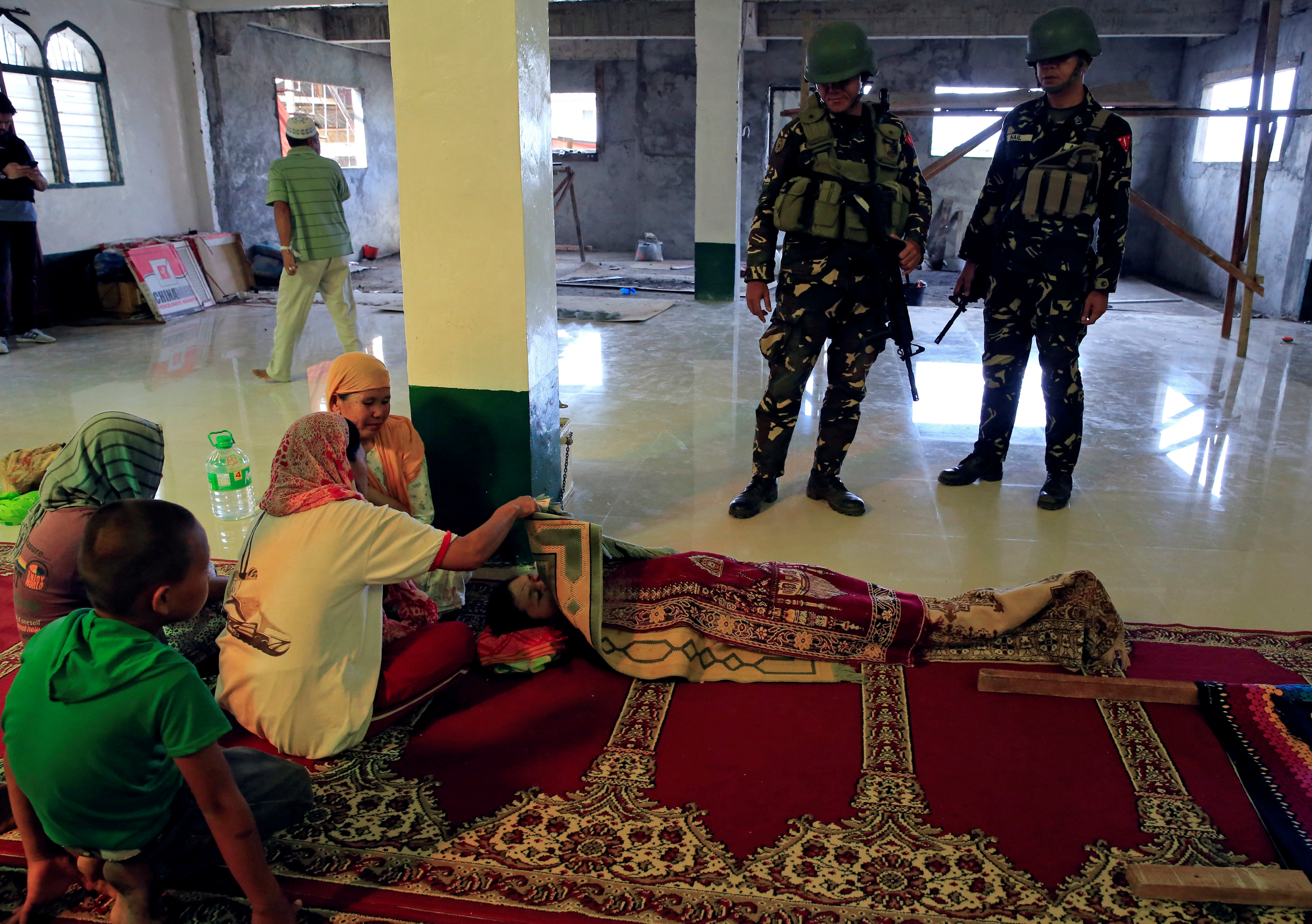 جنود الجيش الفلبينى داخل مسجد