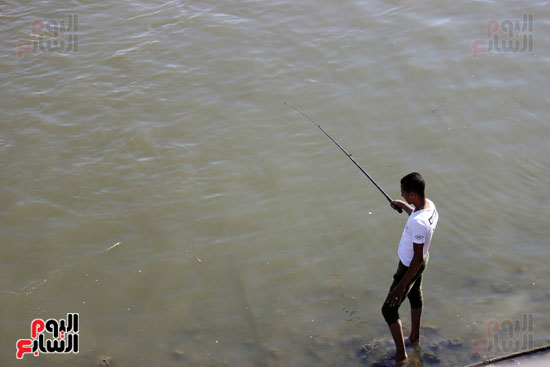 7 - شاب  يصطاد الأسماك  ببحيرة التمساح 