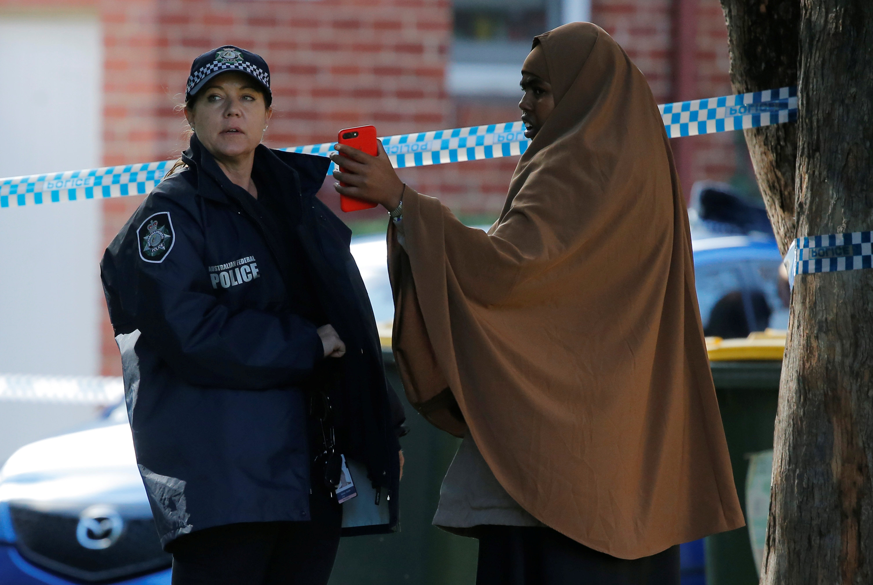 شرطية استرالية تفرض طوقا أمنيا بمحيط عمليات المداهمة