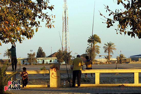  هواة الصيد بالسنارة على شواطئ البحر الأحمر 