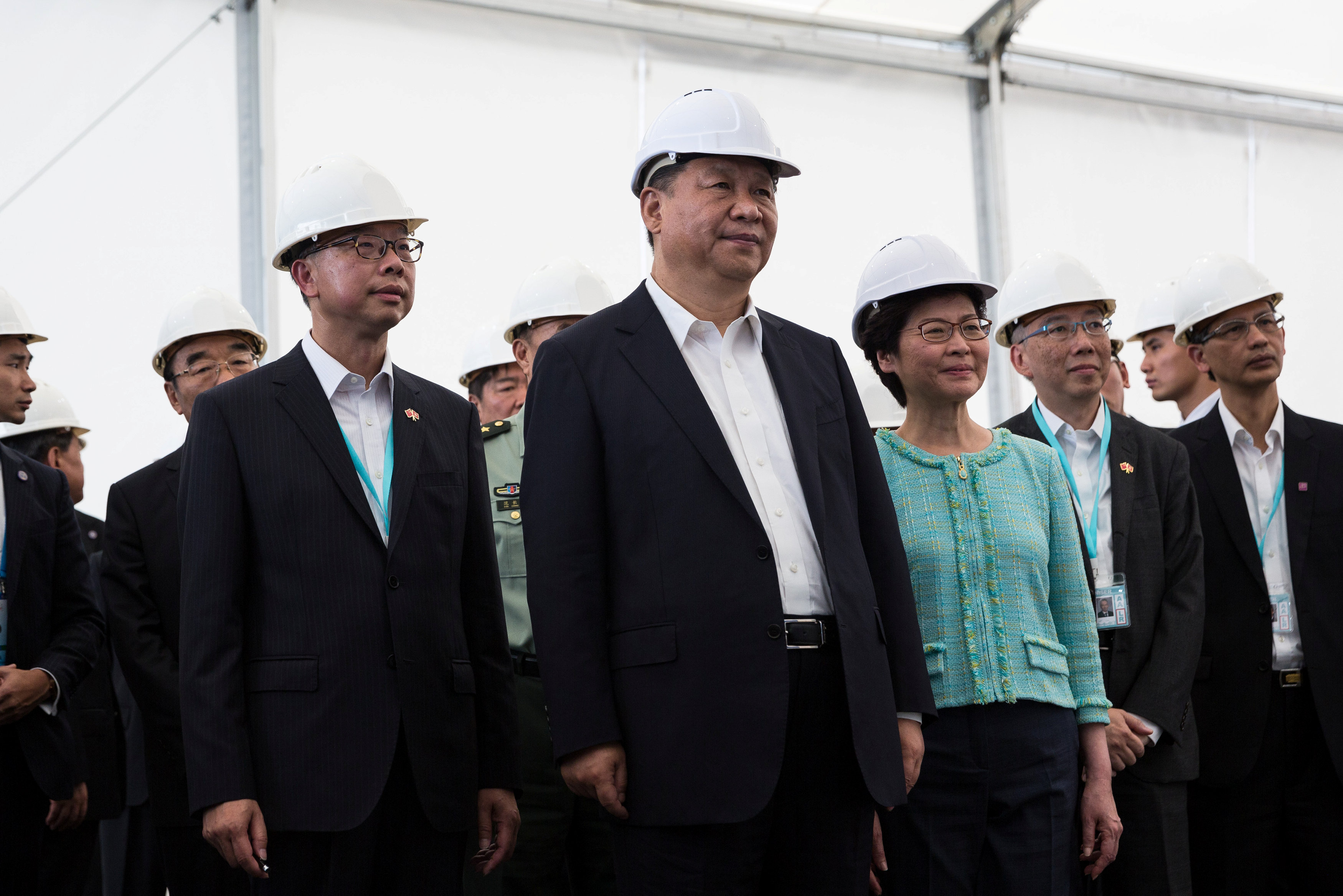 رئيس الصين ورئيسة هونج كونج يزوران جسر قيد الإنشاء