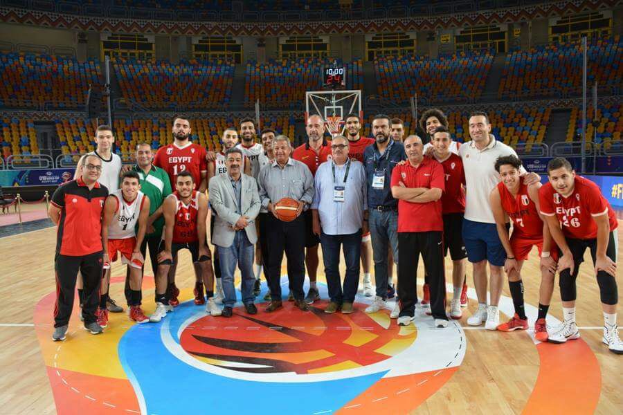 صورة جماعية لخالد عبد العزيز مع منتخب السلة
