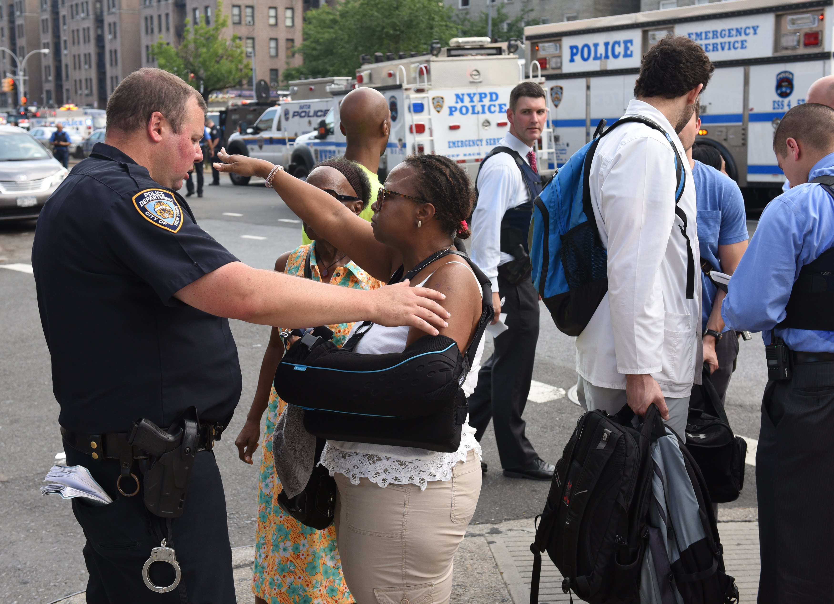 أحد أفراد الشرطة الامريكية يمنع المدنيين من الوصول للمستشفى
