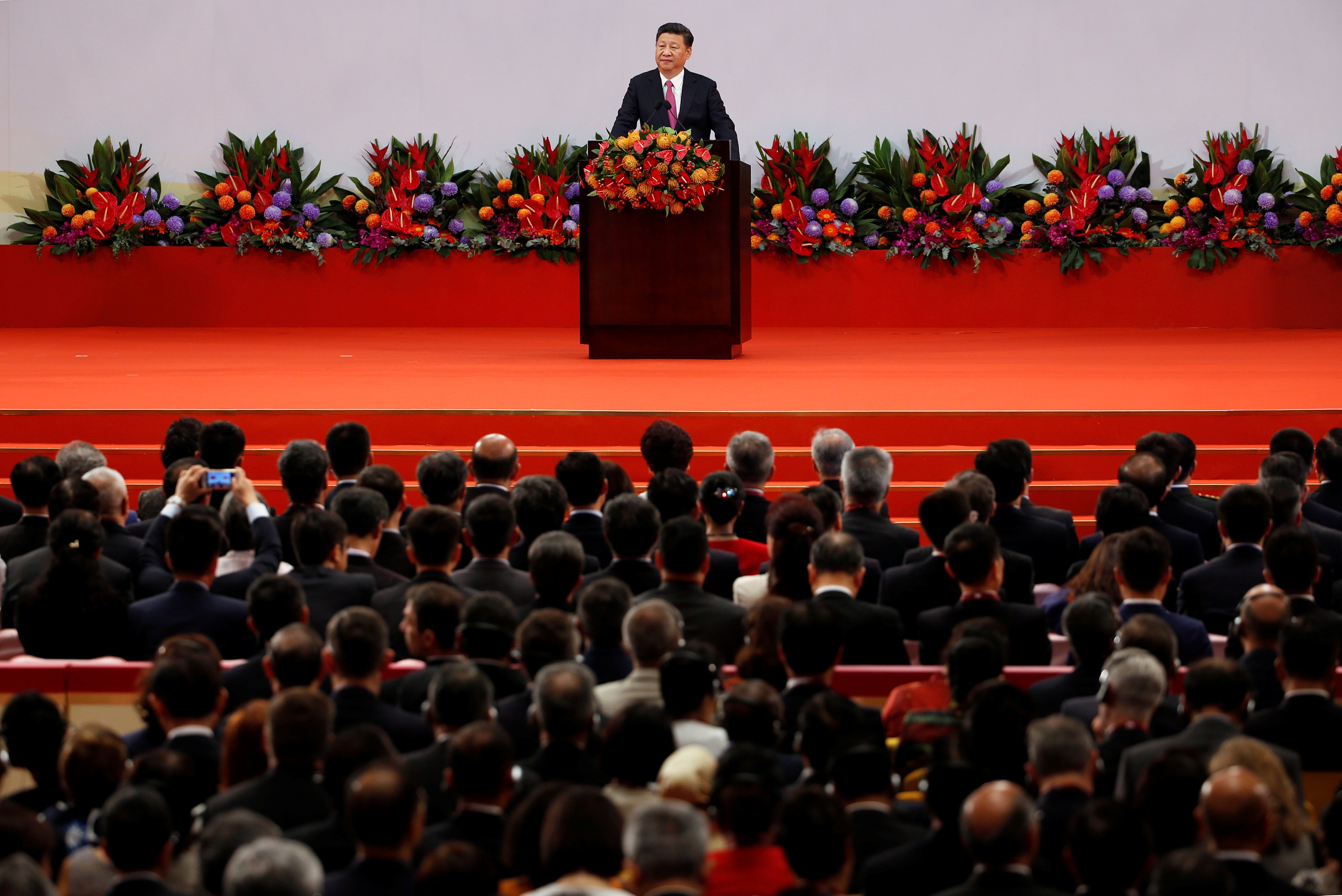 الرئيس الصينى شى جين بينغ خلال حلف يمين الرئيس التنفيذى لهونج كونج