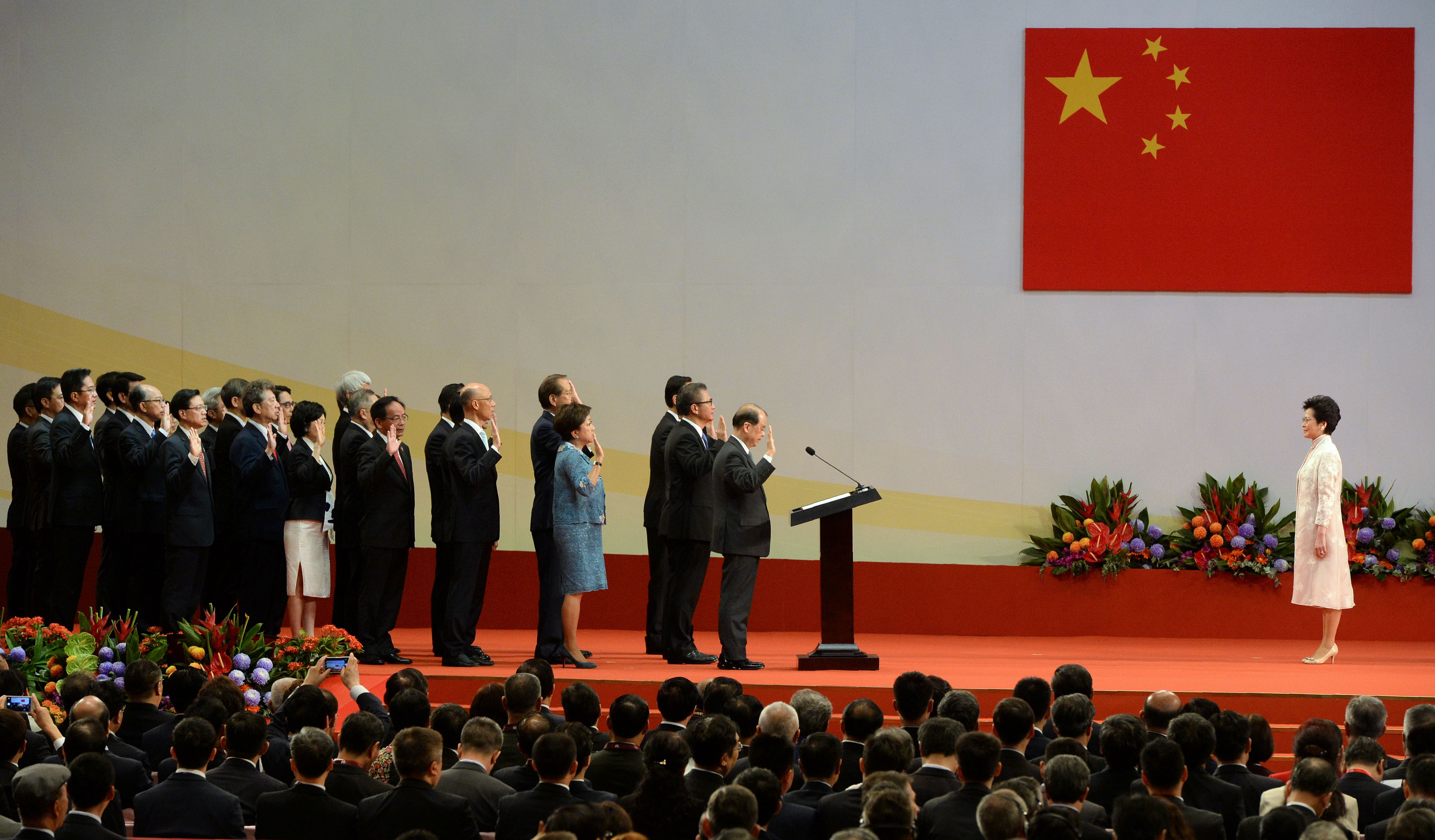 كارى لام الرئيسة التنفيذية الجديدة لهونج كونج تحلف اليمين أمام الرئيس الصينى شى جين
