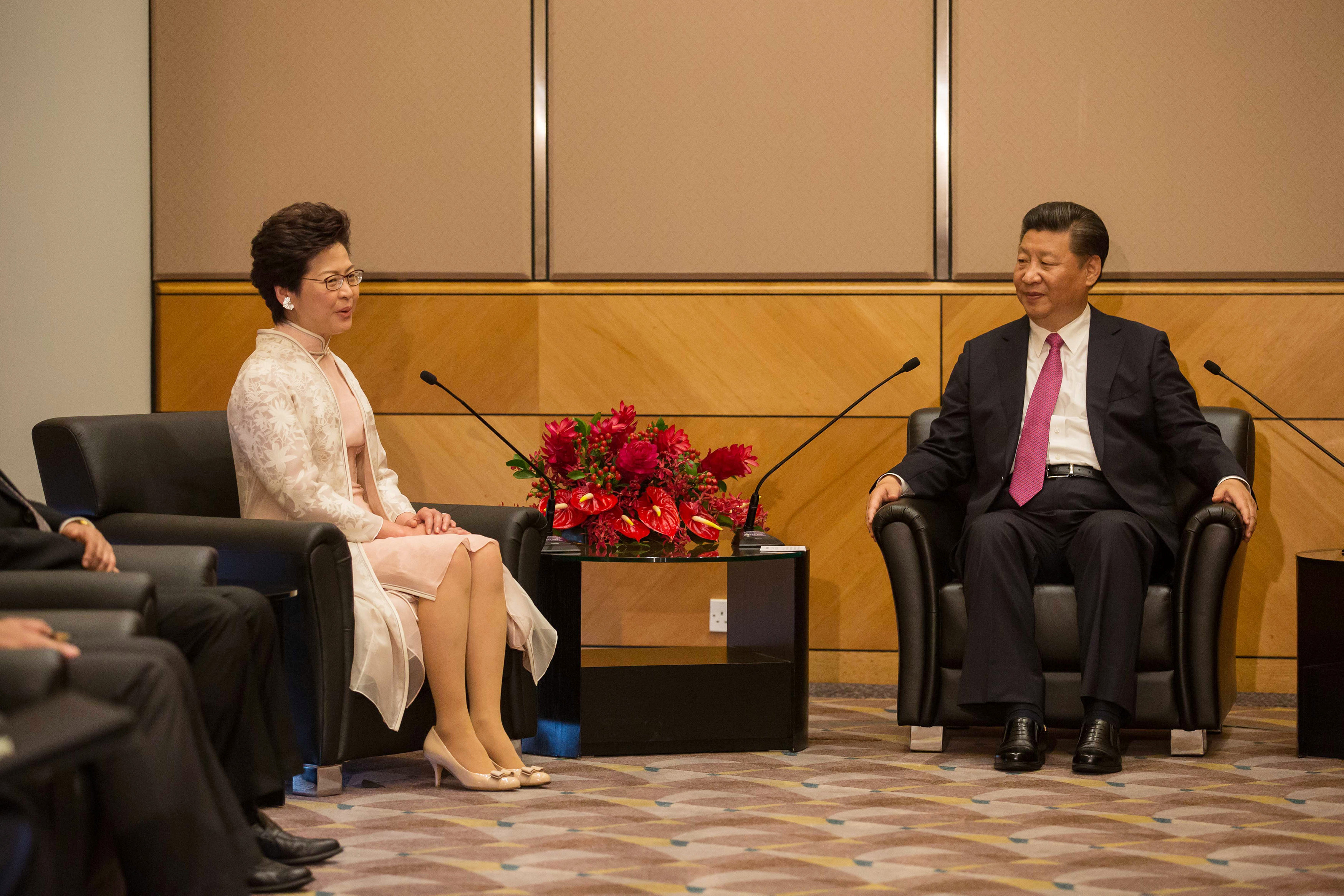 كارى لام الرئيسة التنفيذية الجديدة لهونج كونج  مع الرئيس الصينى شى جين بينغ