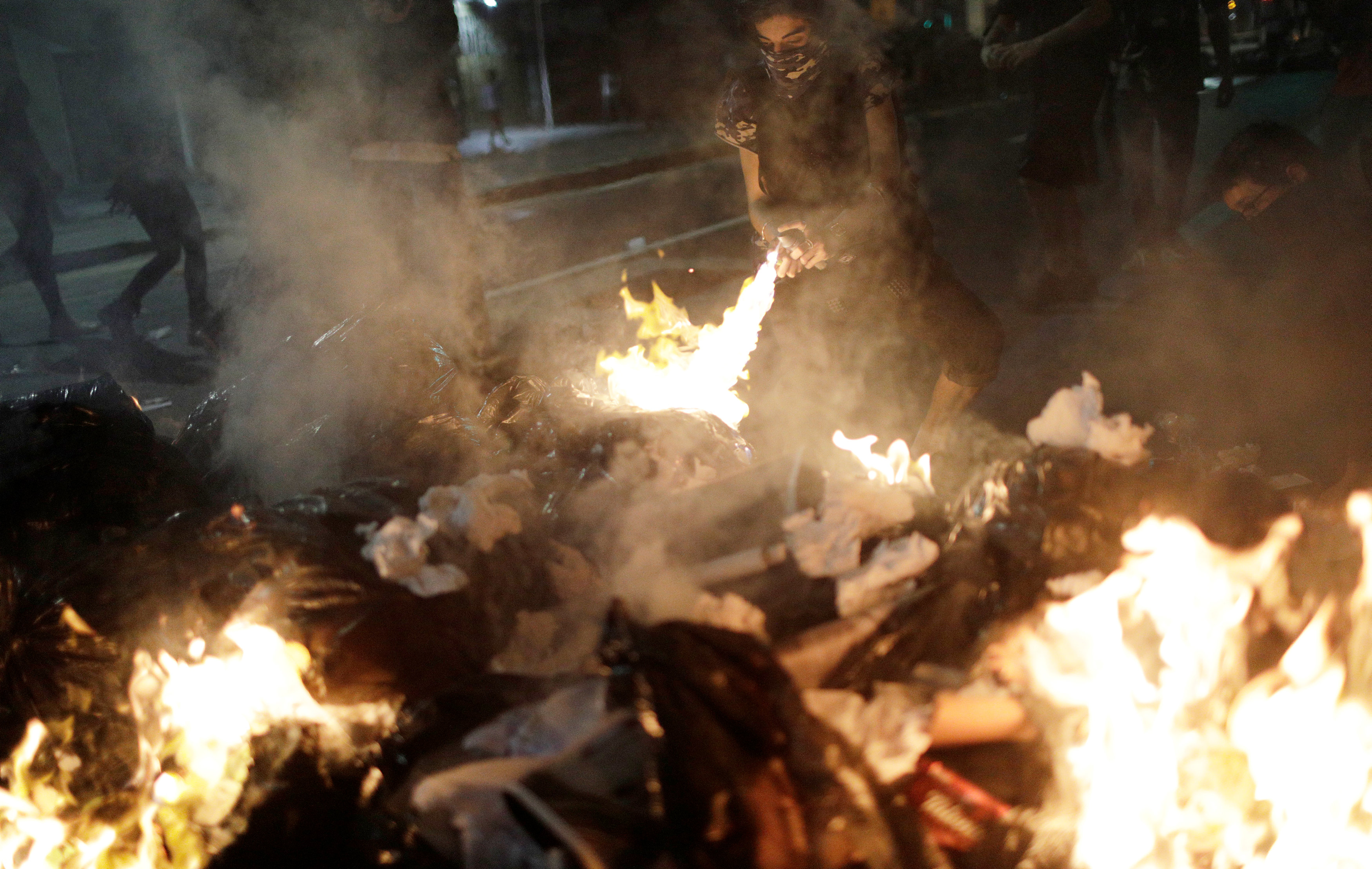 المحتجون يشعلون النيران فى شوارع البرازيل