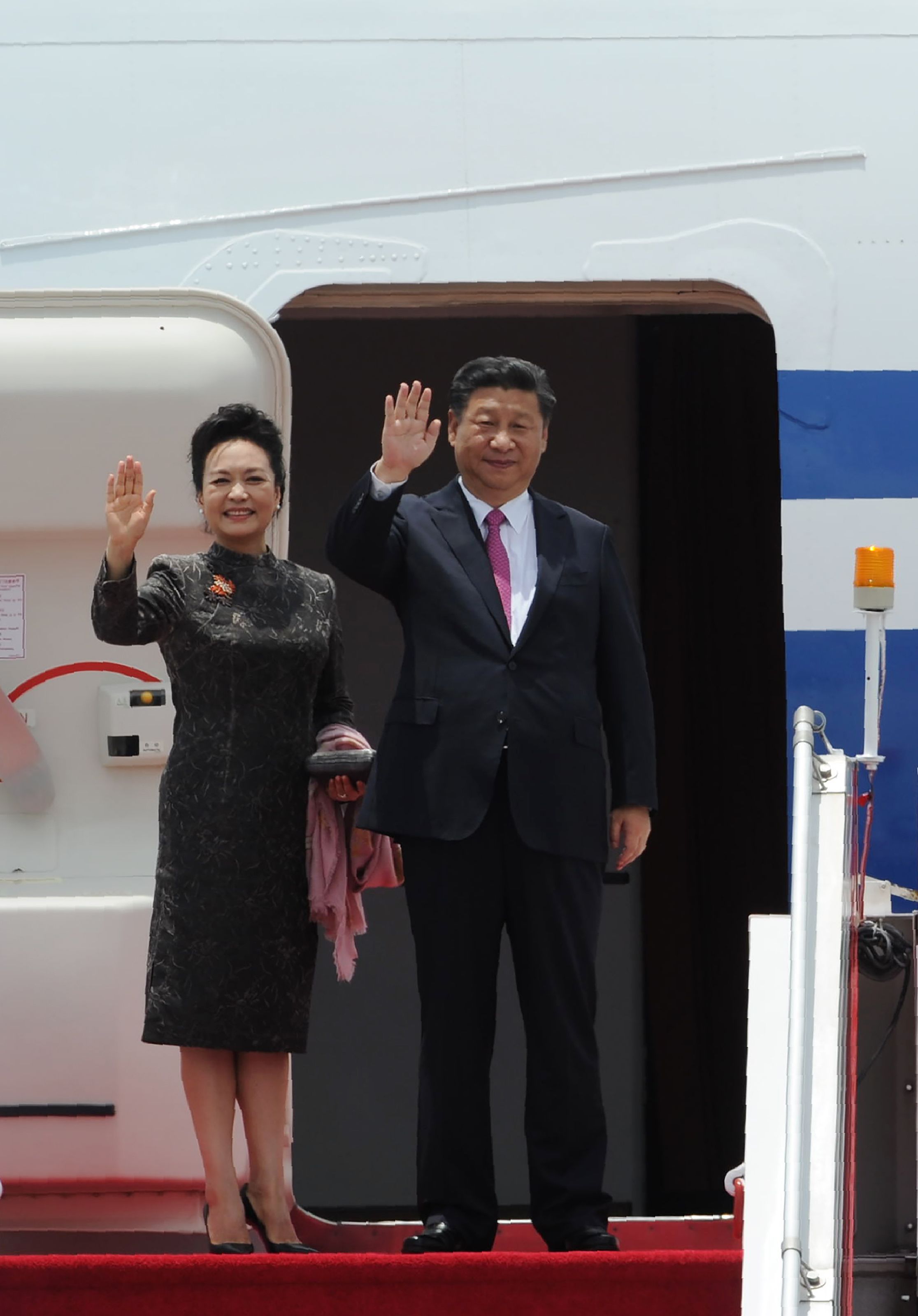 الرئيس الصينى وزوجته يودعان رئيسة هونج كونج