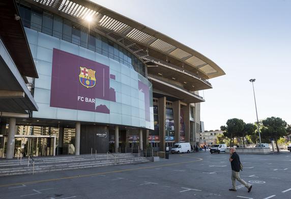 ملعب كامب نو بعد ازالة شعار الشركة القطرية